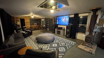 Smart TV, fireplace