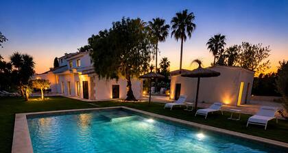 Vacation villa Casa Mia Luxuriously furnished vacation villa with pool.