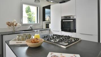 Réfrigérateur, micro-ondes, four, lave-vaisselle