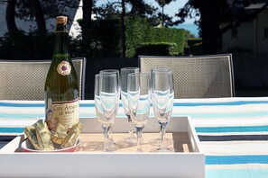 Outdoor dining - La Mouette (Cancale)