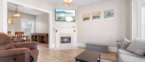 Smart TV, fireplace
