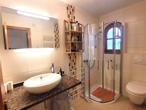 Douche, sèche-cheveux, serviettes fournies