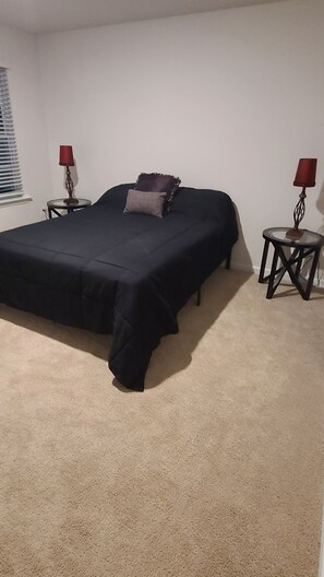 4 bedrooms, iron/ironing board, WiFi, bed sheets - Spacious 4 bdrm 2.5 ba townhome w/2 car garage in Reedy Fork area of Greensboro (Greensboro)