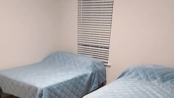 4 habitaciones, tabla de planchar con plancha, wifi y ropa de cama