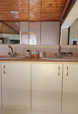 Hårføner, håndklær, såpe og toalettpapir