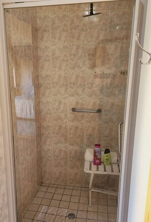 Hårføner, håndklær, såpe og toalettpapir