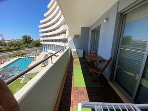Outdoor dining - Modern and equipped 1-bedr. apartment in Portimão, 5 min. from the beach (Portimão)