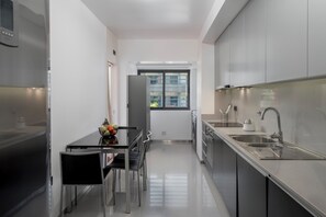 Fridge, microwave, oven, stovetop - City view, Madalenas II (Funchal)