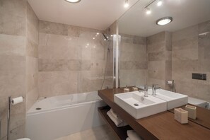Een douche, een haardroger, handdoeken