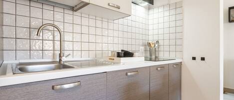 冷蔵庫、オーブン、コンロ、食器洗い機