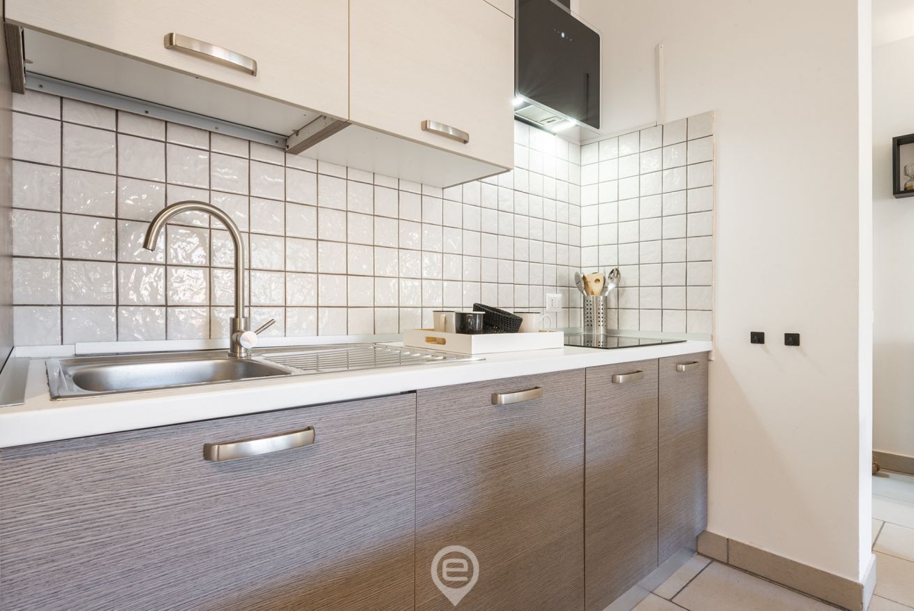 Réfrigérateur, un four, surface de cuisson, lave-vaisselle