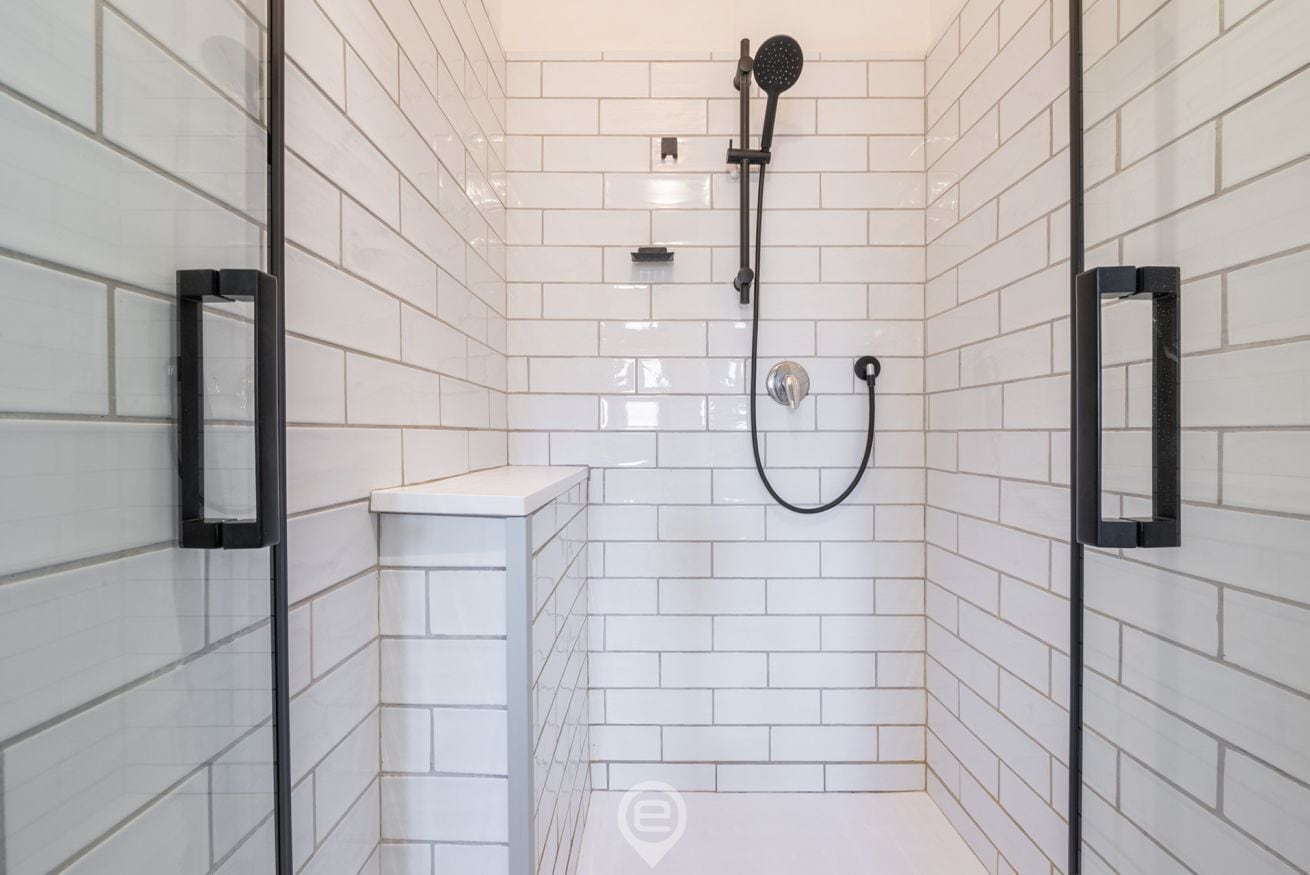 Regadera, secadora de cabello, bidet, toallas 