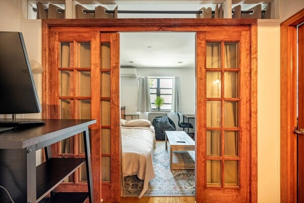 1 bedroom, desk, iron/ironing board, WiFi - BEST COZY 1 Bedroom apartment in charming Queens (Queens)