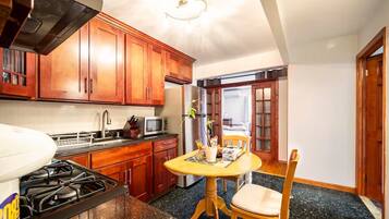 Réfrigérateur, micro-ondes, batterie de cuisine, vaisselle et ustensiles