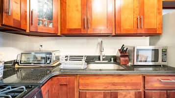 Réfrigérateur, micro-ondes, batterie de cuisine, vaisselle et ustensiles