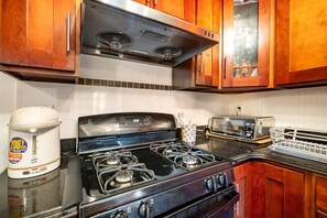 Fridge, microwave, cookware/dishes/utensils, paper towels - BEST COZY 1 Bedroom apartment in charming Queens (Queens)