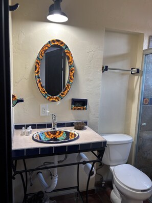 Shower, hair dryer, towels, soap - Charming lodge with AC and WiFi in soothing San Pedro Tlaquepaque. (San Pedro Tlaquepaque)