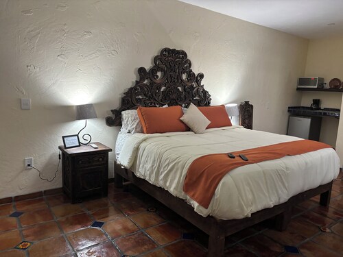Charming lodge with AC and WiFi in soothing San Pedro Tlaquepaque.