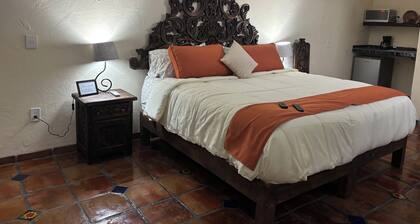 Charming lodge with AC and WiFi in soothing San Pedro Tlaquepaque.