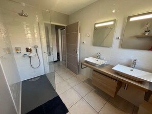 Dusche, Haartrockner, Handtücher, Seife