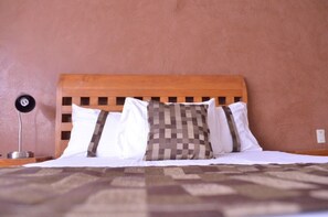 5 bedrooms, iron/ironing board, WiFi, bed sheets