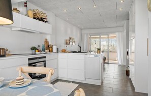 Kjøleskap, kokeplater, oppvaskmaskin og kaffetrakter/tekoker