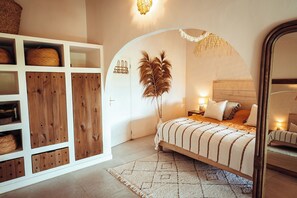 6 bedrooms, WiFi, bed sheets