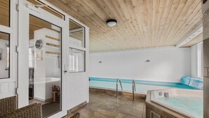 Ein modernes Badezimmer mit Duschkabine aus Glas, einer Badewanne und einem sichtbaren WC.