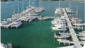 Eine Marina mit mehreren Schiffen, die an Stegen festgemacht sind.
