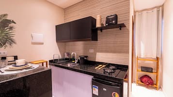 Studio, 1 Double Bed, Private Bathroom | Private kitchen | Mini-fridge, microwave, stovetop, cookware/dishes/utensils