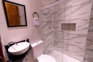 Dusche, Regendusche, Haartrockner, Handtücher