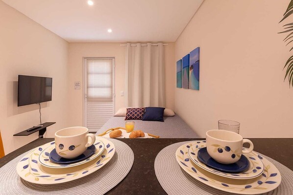 Estúdio, 1 cama de casal, banheiro privativo | Edredons de pluma, camas com colchões pillow-top