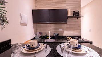 Estúdio conforto | Cozinha privada | Frigobar, micro-ondas, lava-louças, torradeira