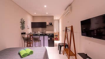 Cubrecamas, colchones con pillow-top y espacio para trabajar con laptop