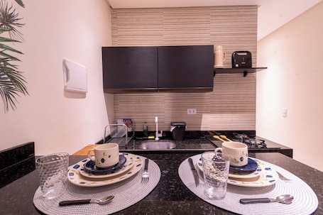 Frigobar, microondas, placa de cocina, utensilios de cocina