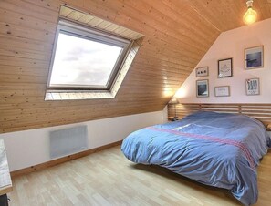 4 bedrooms, iron/ironing board, free WiFi, bed sheets