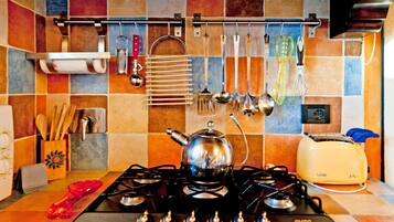 Fridge, stovetop, dishwasher, coffee/tea maker