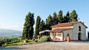 A rustic building with a tiled roof, surrounded by greenery and a gravel driveway. - Stunning home in Montelupo Fiorentino (Montelupo Fiorentino)