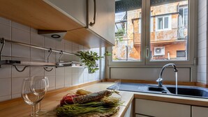Coffee/tea maker, fridge, microwave, oven