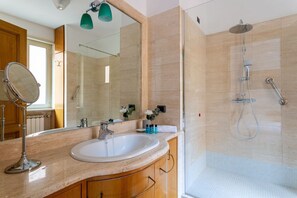 Douche, sèche-cheveux, bidet, serviettes fournies
