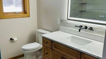 Serviettes fournies, papier toilette