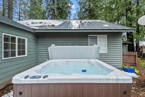 A hot tub in a backyard with a house in the background. - Elk Park Retreat - A Comfy & Stylish Mt. Hood Cabin - Hot Tub, Dogs OK (Mount Hood Village)