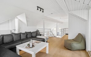 Fernseher, Kamin, Tischfußball, Tischtennisplatte