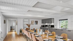 Una cucina moderna con mobili grigi, un forno a microonde nero e una finestra con vista sul verde.