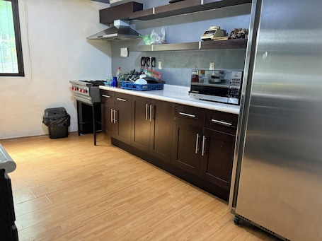 Cocina compartida. Departamento Lago