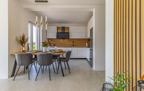Réfrigérateur, four à micro-ondes, un four, surface de cuisson