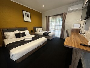 Basic Twin Room | Desk, laptop workspace, iron/ironing board, free WiFi - Greensborough Motel (Macleod)