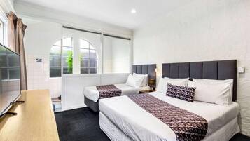 Comfort Triple Room | Desk, laptop workspace, iron/ironing board, free WiFi