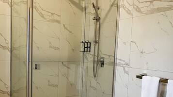 Family Quadruple Room, Multiple Beds | Bathroom | Hair dryer, towels, soap, shampoo