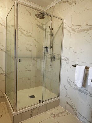 Family Quadruple Room, Multiple Beds | Bathroom - Greensborough Motel (Macleod)